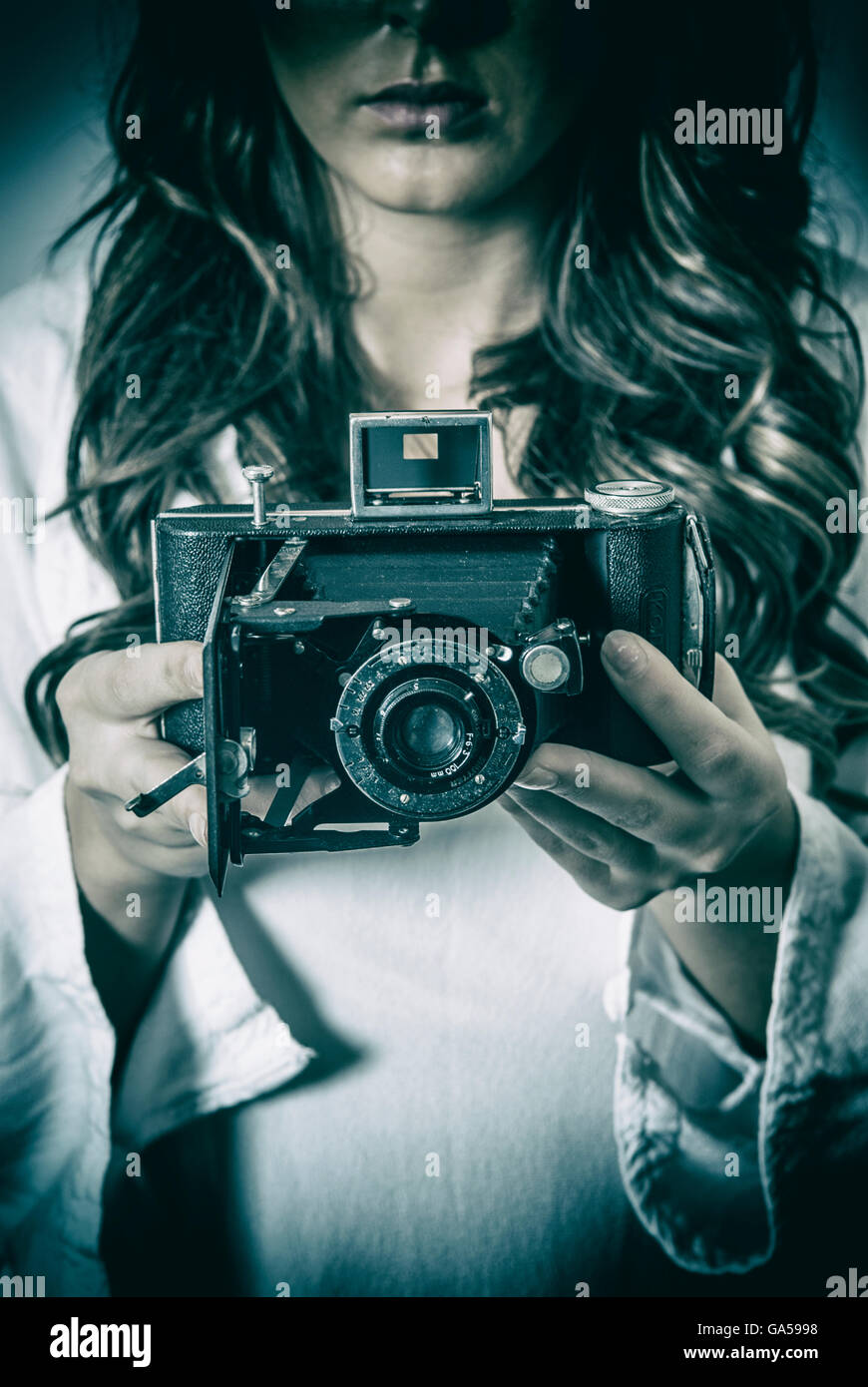 Nahaufnahme einer Frau mit einem Vintage-Kamera Stockfoto