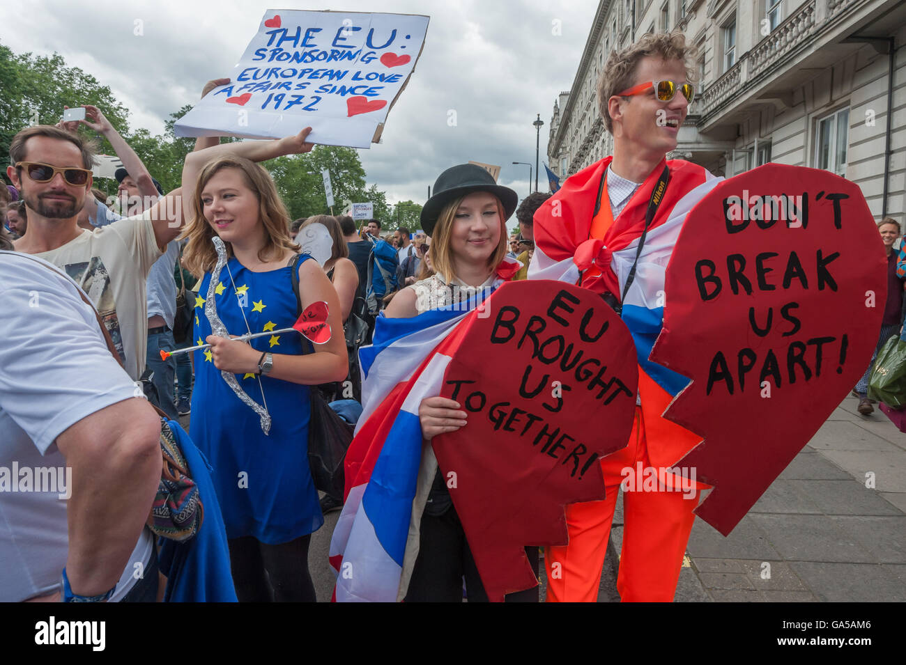 London, UK. 2. Juli 2016. Paare aus verschiedenen EU-Ländern marschieren mit Zeichen Oppsing die Split bis der EU zusammen mit mehr als 50.000 Menschen durch London zu einer Kundgebung in Parliament Square, zeigen ihre Liebe für die EU und aus Protest gegen die Lügen und Täuschung von beiden Seiten der Kampagne für das EU-Referendum. Viele haben das Gefühl, dass das Ergebnis nicht wirklich den Willen des Volkes widerspiegelten und die Mehrheit zu klein war, um ein Mandat für eine drastische Veränderung sein. Peter Marshall/Alamy Live-Nachrichten Stockfoto