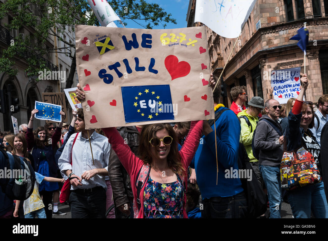 London, UK. 2. Juli 2016. Zehntausende Menschen marschierten durch die Londoner zum protest gegen die Auswirkungen des EU-Referendums und zur Solidarität mit Europa. Wiktor Szymanowicz/Alamy Live-Nachrichten Stockfoto