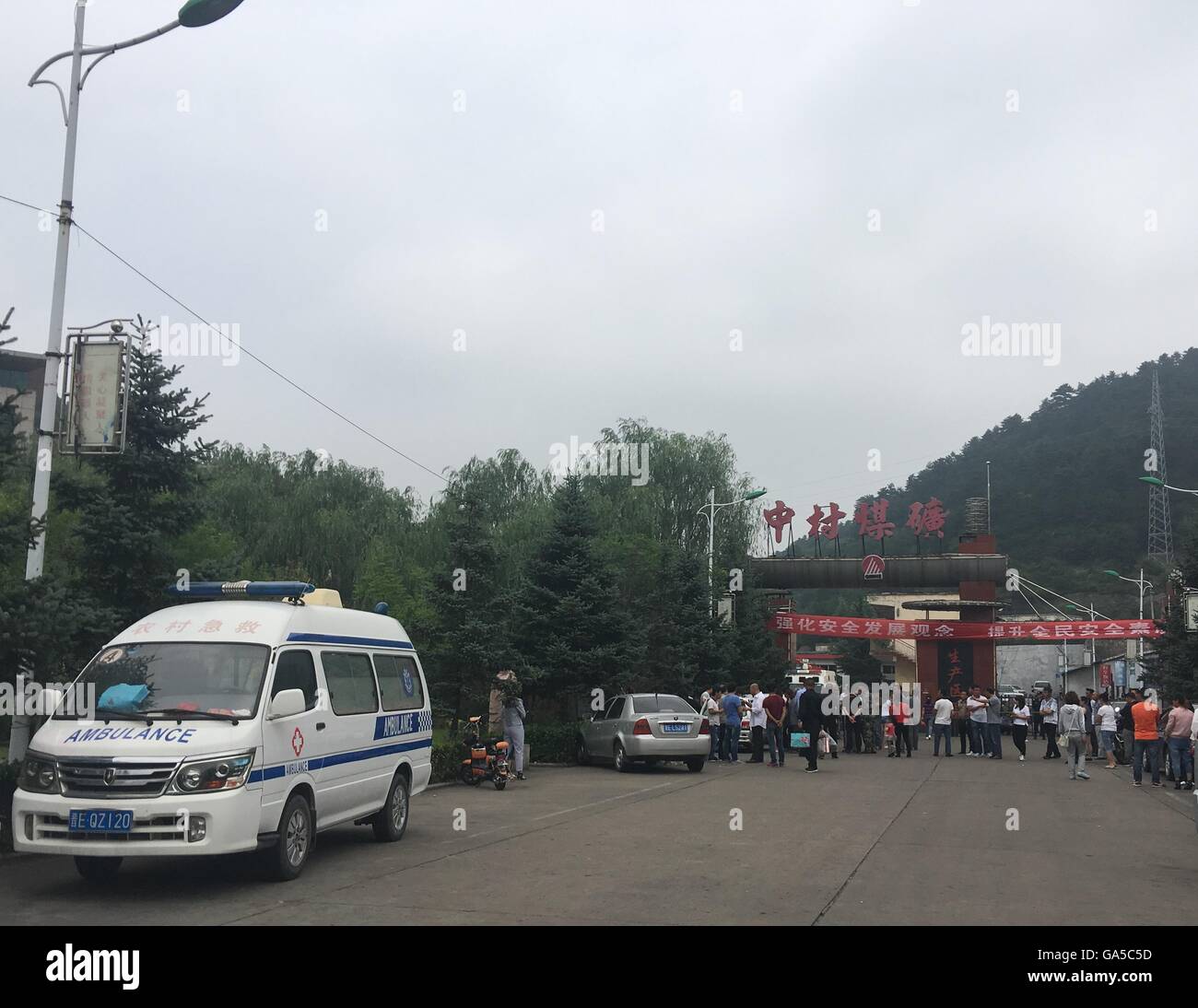 Jincheng. 3. Juli 2016. Das Foto auf 3. Juli 2016 von einem Handy zeigt einen Krankenwagen warten am Eingang von der Zhongcun Coal Mine wo eine Mine Flut, in Jincheng, Nord-China Shanxi Provinz stattgefunden. Zwölf Bergleute in einer überfluteten Kohlemine in der Stadt Jincheng gefangen bleiben, sagte chinesische staatliche Verwaltung der Arbeitssicherheit am Sonntag. © Yuan Guotang/Xinhua/Alamy Live-Nachrichten Stockfoto