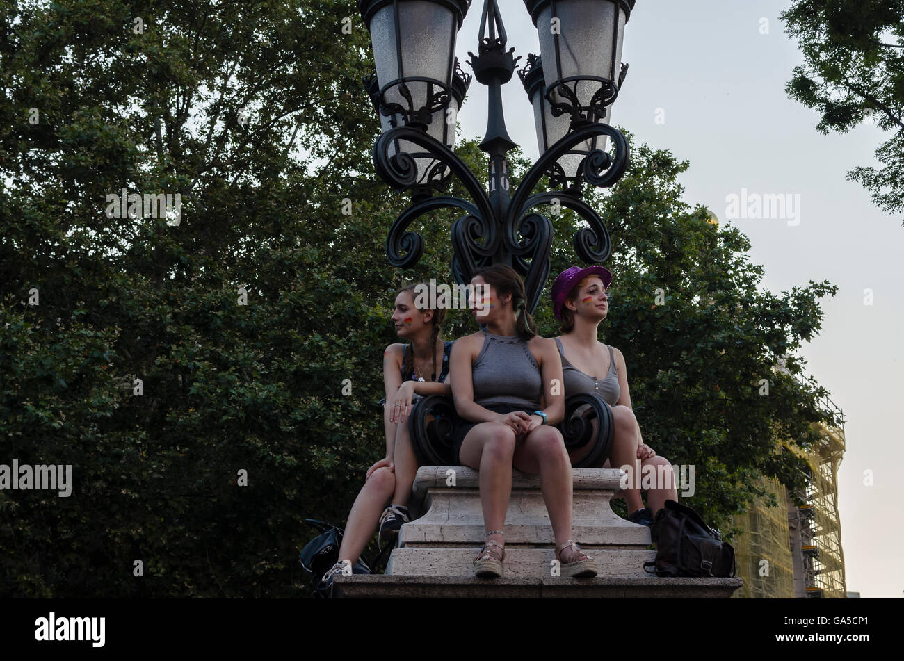 Madrid, Spanien, 2. Juli 2016.  Blick auf ein Mädchen in Cibeles Platz während der Gay Pride Parade, Madrid, Spanien. Enrique Davó/Alamy Live-Nachrichten. Stockfoto