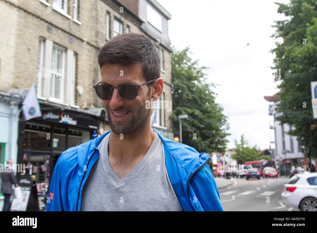 Wimbledon London, UK. 3. Juli 2016. Novak Djokovic unterwegs in Wimbledon High Street nach dem Verlust seiner 3. Runde übereinstimmen, Sam Querrey Credit: Amer Ghazzal/Alamy Live-Nachrichten Stockfoto