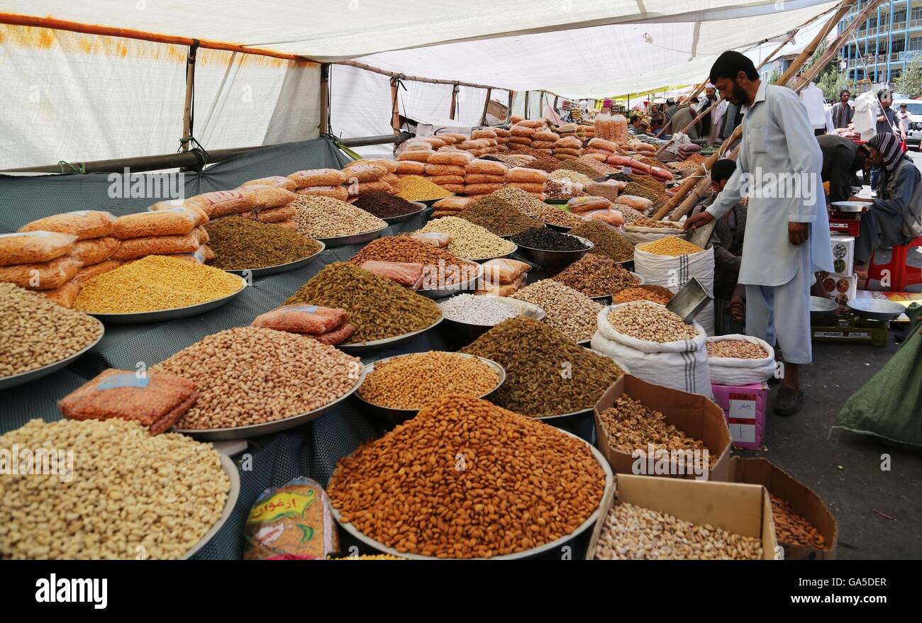 Kabul, Afghanistan. 3. Juli 2016. Ein afghanische Anbieter bereitet Essen vor Eid-al-Fitr Festival in Kabul, Hauptstadt von Afghanistan, 3. Juli 2016. Afghanische muslimische Familien sind belebte Einkaufsmeile anlässlich Eid-al-Fitr, das Ende des Fastenmonats Ramadan markiert. © Rahmat Alizadah/Xinhua/Alamy Live-Nachrichten Stockfoto