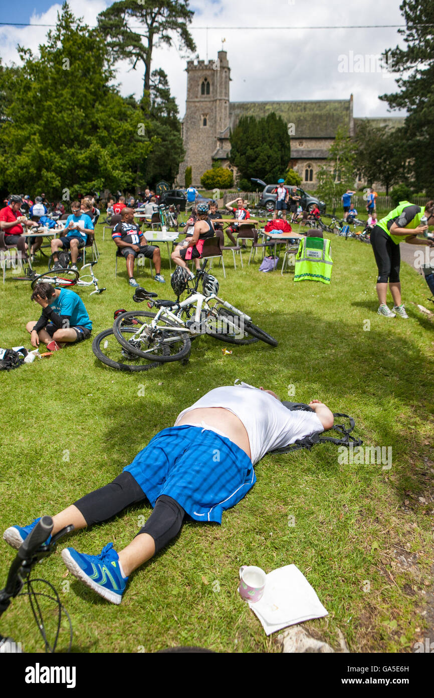 London nach Cambridge Bike Rennen Konkurrenten nehmen eine Kaffeepause in der schönen Essex Dorf Arkesden Stockfoto