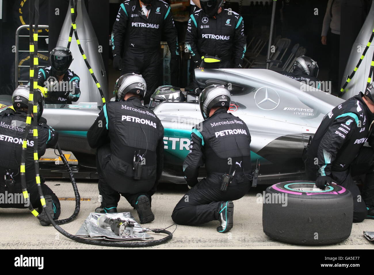 Mercedes-Pilot Nico Rosberg Deutschlands bekommt einen Grube-Service während der österreichischen Formel 1 Grand Prix auf der Red Bull-Rennstrecke in Spielberg, Süd-Österreich, Sonntag, 3. Juli 2016. Foto: Ronald Zak/Dpa (c) Dpa - Bildfunk Stockfoto