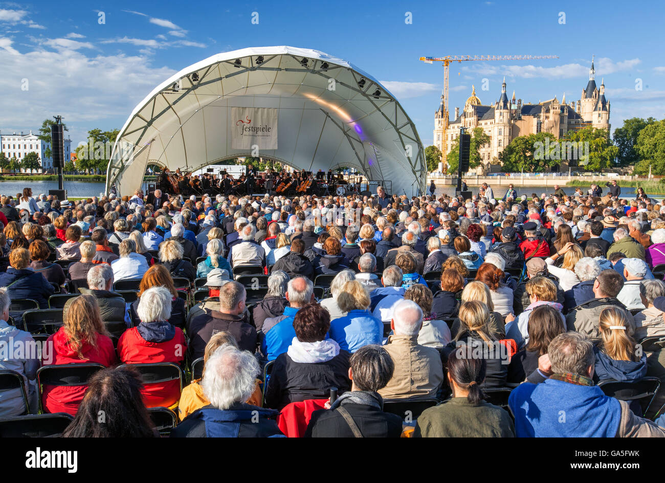 Schwerin, Deutschland. 2. Juli 2016. Das Staatsorchester Mecklenburg spielt die Dvorak-Sinfonie "aus der neuen Welt" in ein open-air-Konzert vor dem Schloss in Schwerin, Deutschland, 2. Juli 2016. Das Konzert ist Teil des Weltkulturfest (lt. "World Culture Festival") unter dem Motto "Grüße an das Universum" in der Kulisse des Residenz-Ensembles der Stadt gesehen werden können. Foto: Jens Büttner/Dpa/Alamy Live News Stockfoto