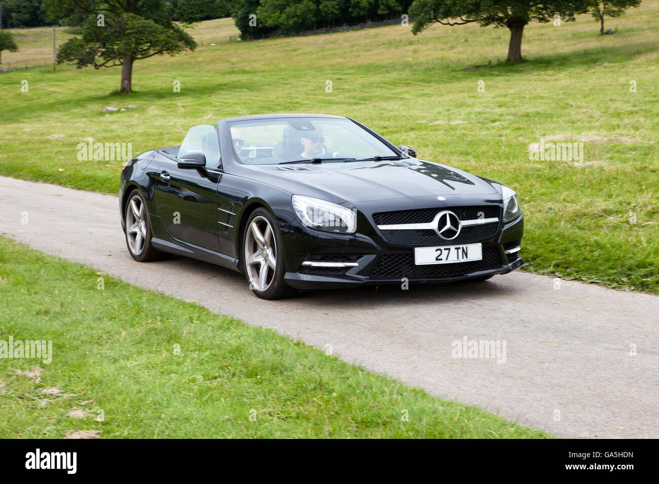 2013 Mercedes-Benz sl 500 automatische bei Leighton Hall Classic Car Rally, Carnforth, Lancashire, UK.  3. Juli 2016.  Die jährliche Oldtimer-Rallye findet statt in der herrlichen Leighton Hall in Carnforth in Lancashire.  Britische Sportwagen-Klassiker von MG bis hin zu amerikanischen Muscle Cars wie der Dodge Viper & Ford Mustangs.  Die Zuschauer Veranstaltung lockte tausende von Besuchern zu diesem malerischen Teil des Landes auf der Nord-West-Küste Englands.  Bildnachweis: Cernan Elias/Alamy Live-Nachrichten Stockfoto