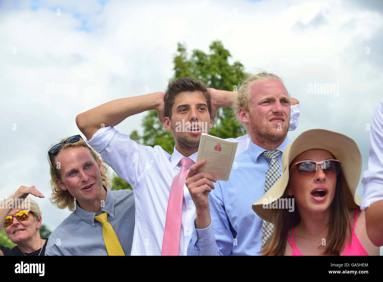 Henley, UK. 3. Juli 2016. Unterstützer Aghast während der The Visitors Herausforderung Cup.Defending Champions University of California, Berkeley gegen Thames Rowing Club in The Visitors Herausforderung Cup.Disaster für Berkeley waren, wie sie die Ausleger kurz vor der Linie traf und gestoppte RowingVictory Thames.Copyright Gary Blake/Alamy Live News gehörte Stockfoto