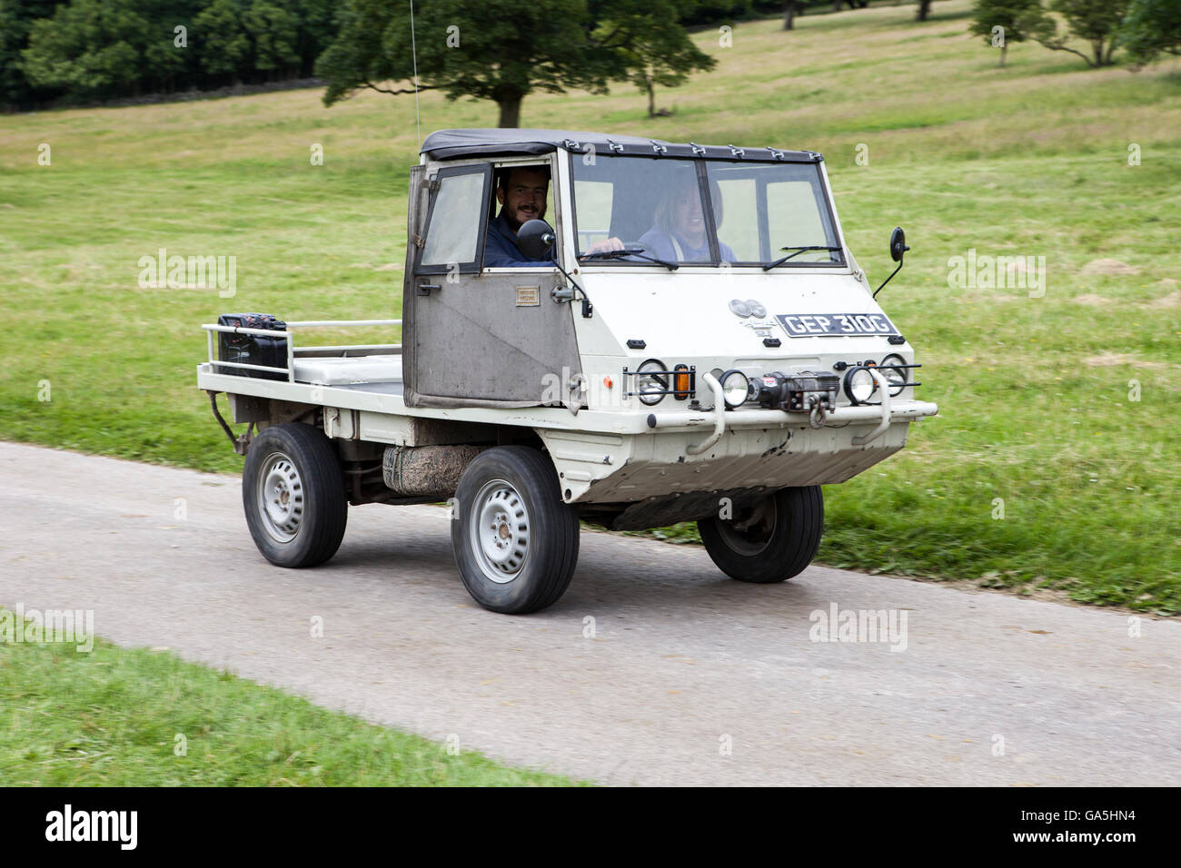 Steyer Puch Haflinger bei der Leighton Hall Classic Car Rally, Carnforth, Lancashire, Großbritannien. Juli 2016. Die jährliche Oldtimer-Rallye findet in der herrlichen Leighton Hall in Carnforth in Lancashire statt. Die Zuschauerveranstaltung zog Tausende von Besuchern in diesen malerischen Teil des Landes an der Nordwestküste Englands. Quelle: Cernan Elias/Alamy Live News Stockfoto