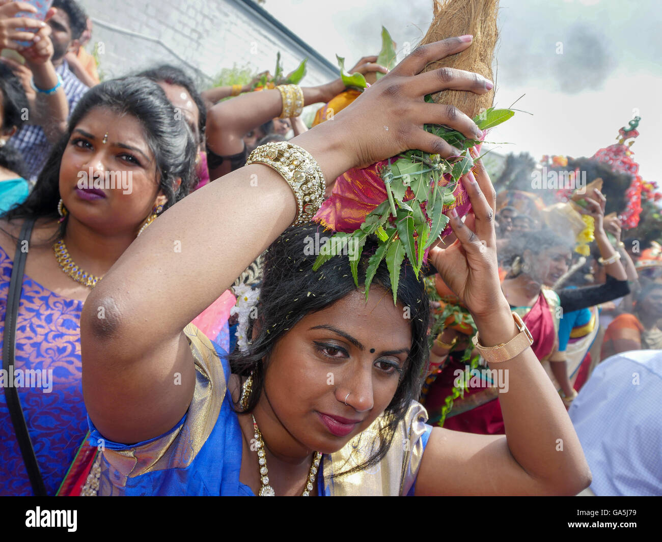 Frauen mit angeboten, Sri Kamadchi-große Tempel Priester Siva Sri Arumugam Paskarakurukkal, größte Dravida-Tempel Europas, Hindu-Tempel, Tempelfest zu Ehren der Göttin Kamakshi, Hamm, Ruhrgebiet, Deutschland-R, Europa Stockfoto