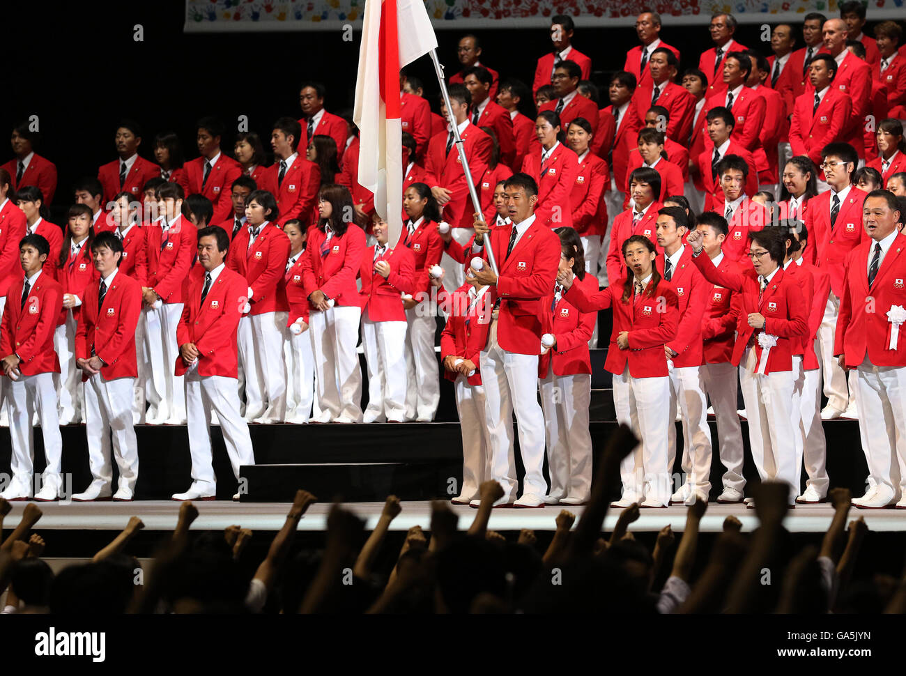 Tokio, Japan. 3. Juli 2016. Japans Fahnenträger Keisuke Ushiro (C) hält eine große nationale Flagge in einer Zeremonie Abschied für japanische Olympia-Delegation nach Rio De Janeiro in Tokio auf Sonntag, 3. Juli 2016. Einige 300 Athleten nahmen an der Veranstaltung. © Yoshio Tsunoda/AFLO/Alamy Live-Nachrichten Stockfoto