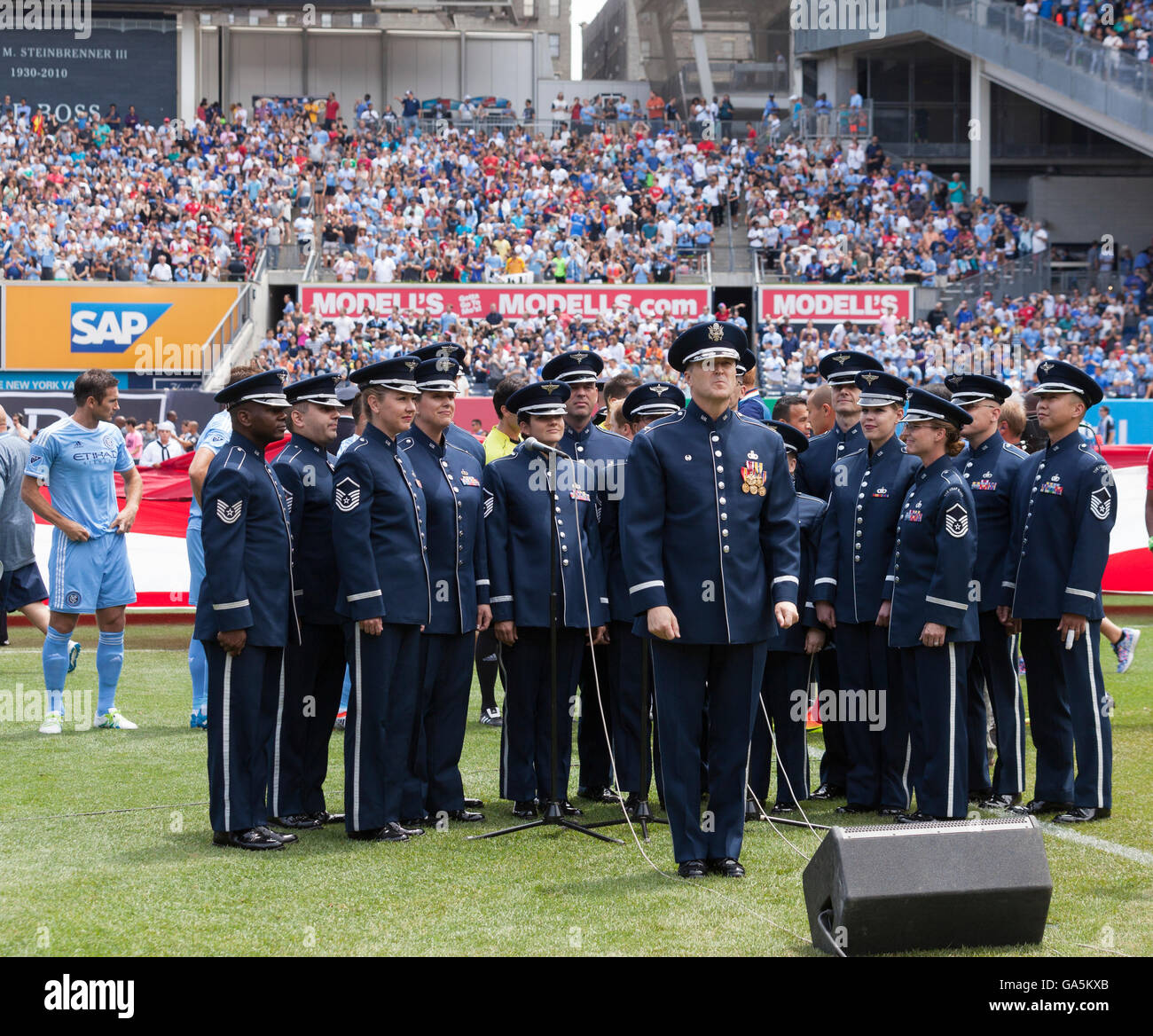 New York, USA. 3. Juli 2016. US Luftwaffe Band führt amerikanische Nationalhymne vor der MLS Fußball-Spiel zwischen FC New York City und New York Red Bulls im Yankee Stadium in New York City FC gewann 2-0 Credit: Lev Radin/Alamy Live-Nachrichten Stockfoto