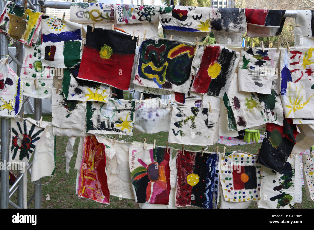Sydney, Australien. 4. Juli 2016. NAIDOC Woche ist ein Fest der Aborigines und Torres Strait Islander-Geschichte, Kultur und Errungenschaften und würdigt indigene Australier Verdienste um das Land. Die NAIDOC in der City-Event findet im Hyde Park, Sydney. Im Bild: Kinder Kunstwerke ausgestellt. Bildnachweis: Richard Milnes/Alamy Live-Nachrichten Stockfoto