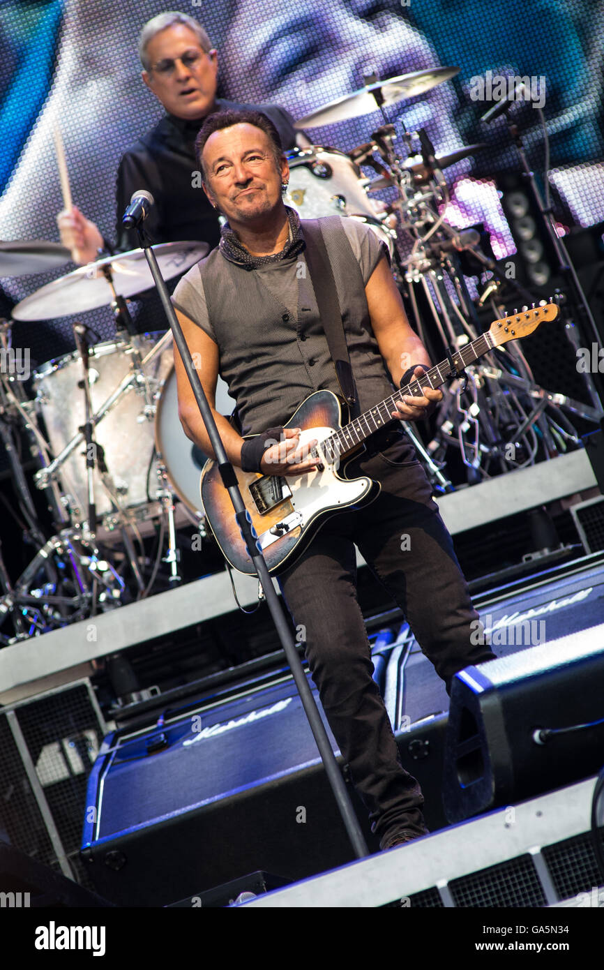 Mailand Italien. 3. Juli 2016. Die amerikanischen Rock-Legende Bruce Springsteen führt live auf der Bühne im Stadio San Siro während "The River Tour 2016" Credit: Rodolfo weitertransferiert/Alamy Live News Stockfoto