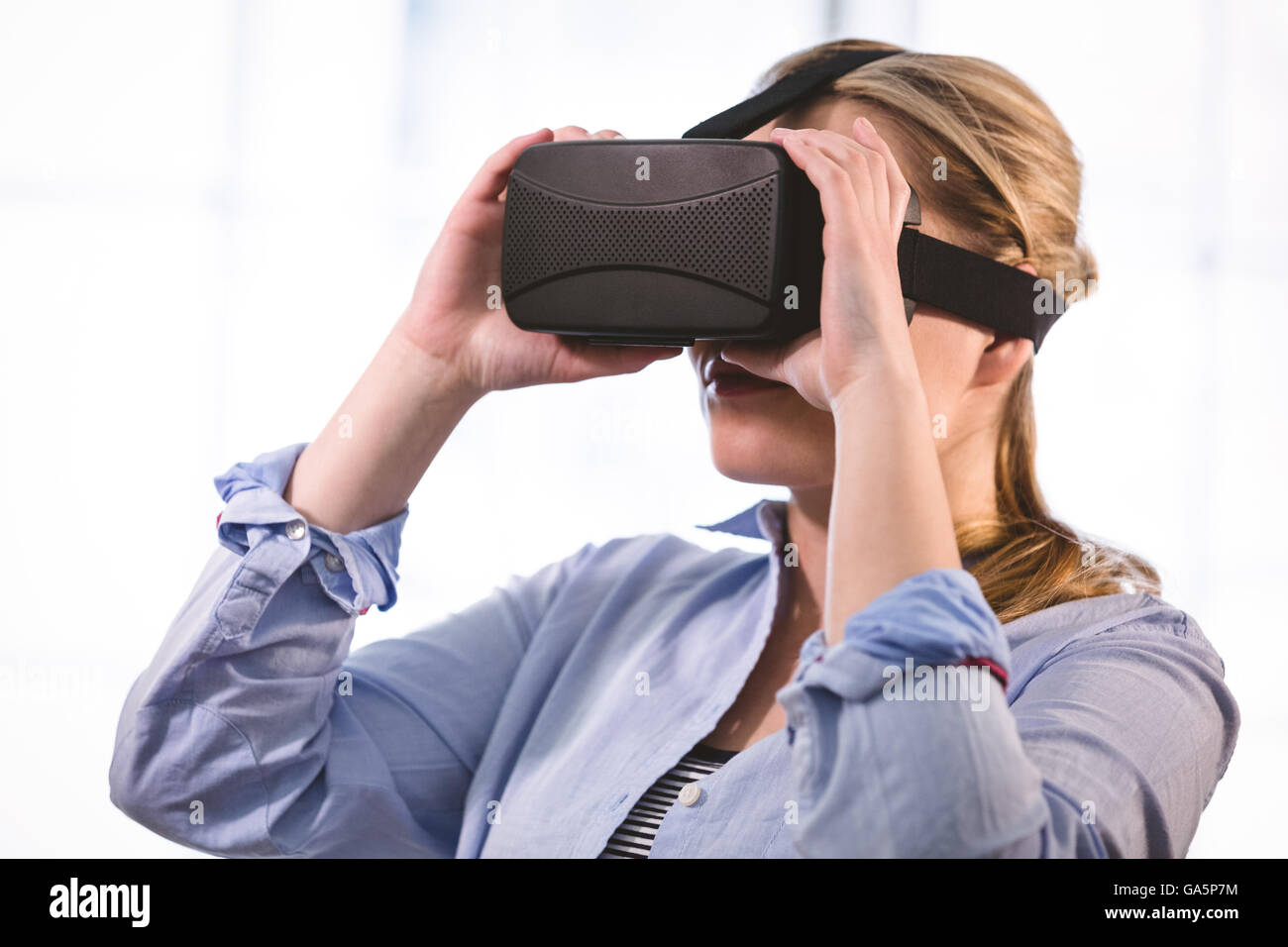 Exekutive Datenbrillen am Kreativbüro genießen Stockfoto