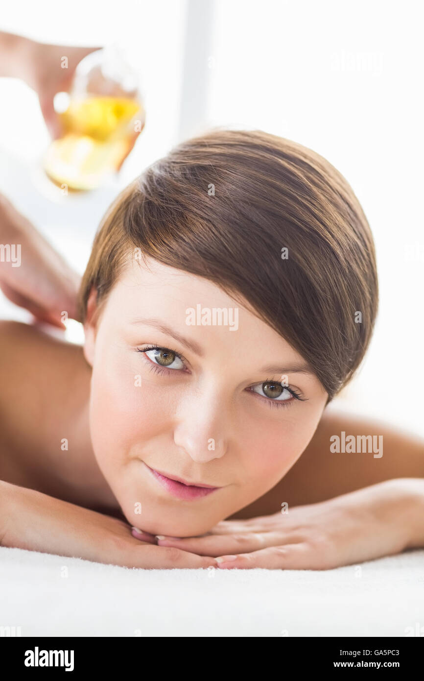 Porträt der Frau empfangende Öl massage Stockfoto