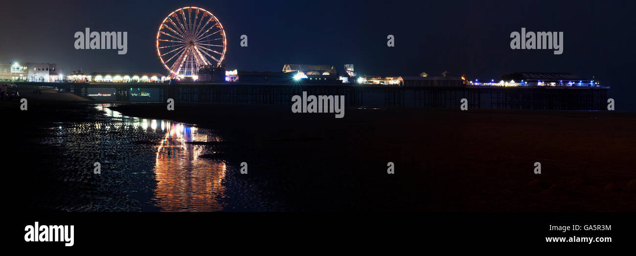 Blackpool Pier bei Nacht Panorama Stockfoto
