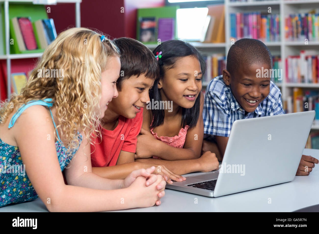 Glücklich Multi ethnischen Klassenkameraden Blick auf laptop Stockfoto