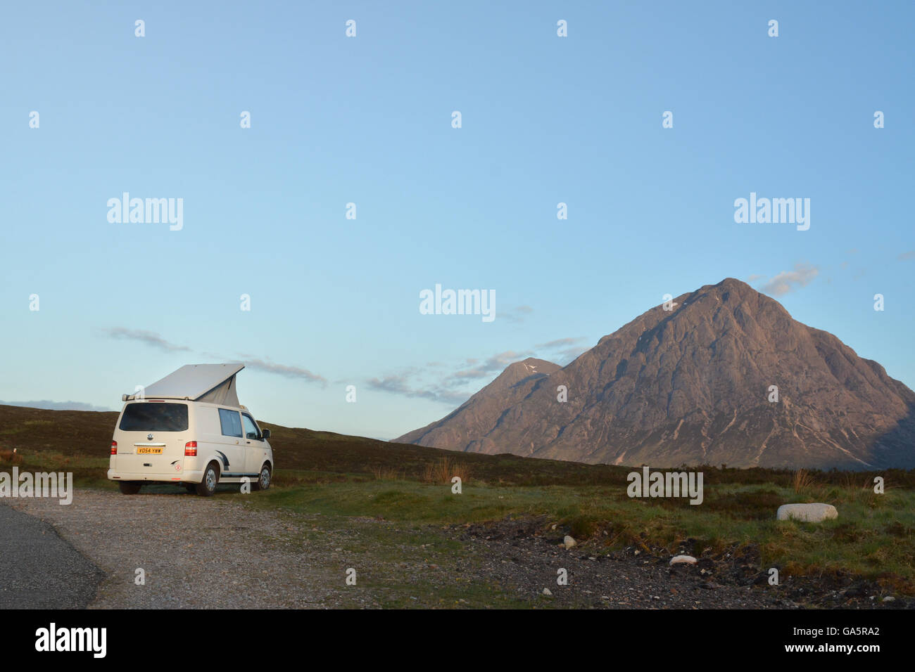 Wild camping - Wohnmobil bei Tagesanbruch in den schottischen Highlands geparkt in der Nähe von Buachaille Etive Mor, Glen Coe, Schottland, Vereinigtes Königreich Stockfoto