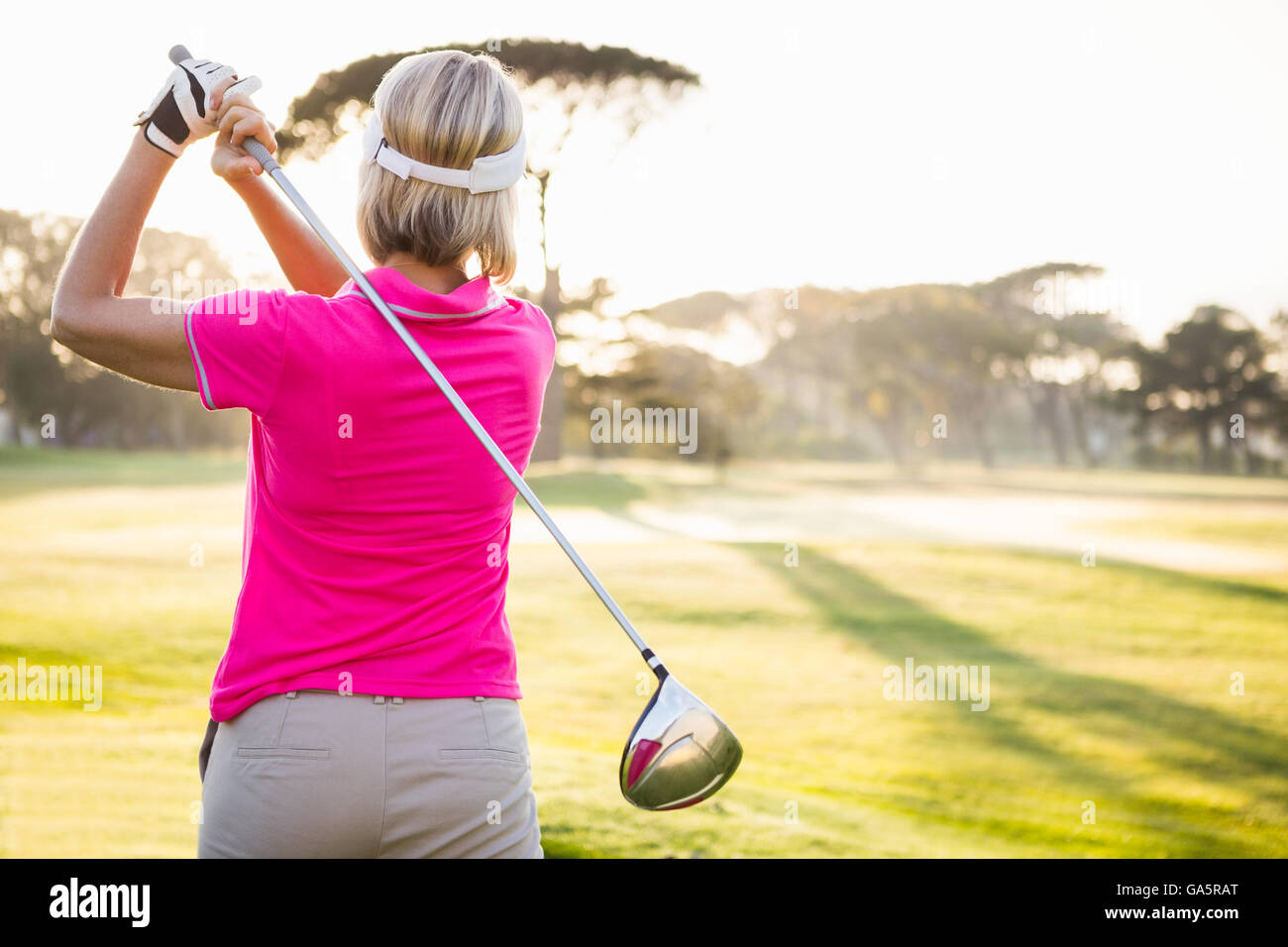 Rückansicht des Sportlerin Golf spielen Stockfoto