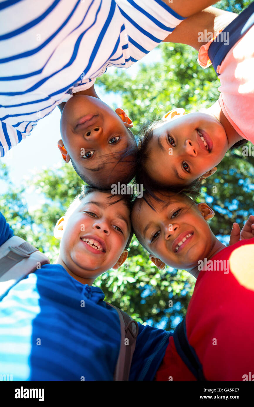 Niedrigen Winkel Porträt von glücklichen Kindern bilden huddle Stockfoto