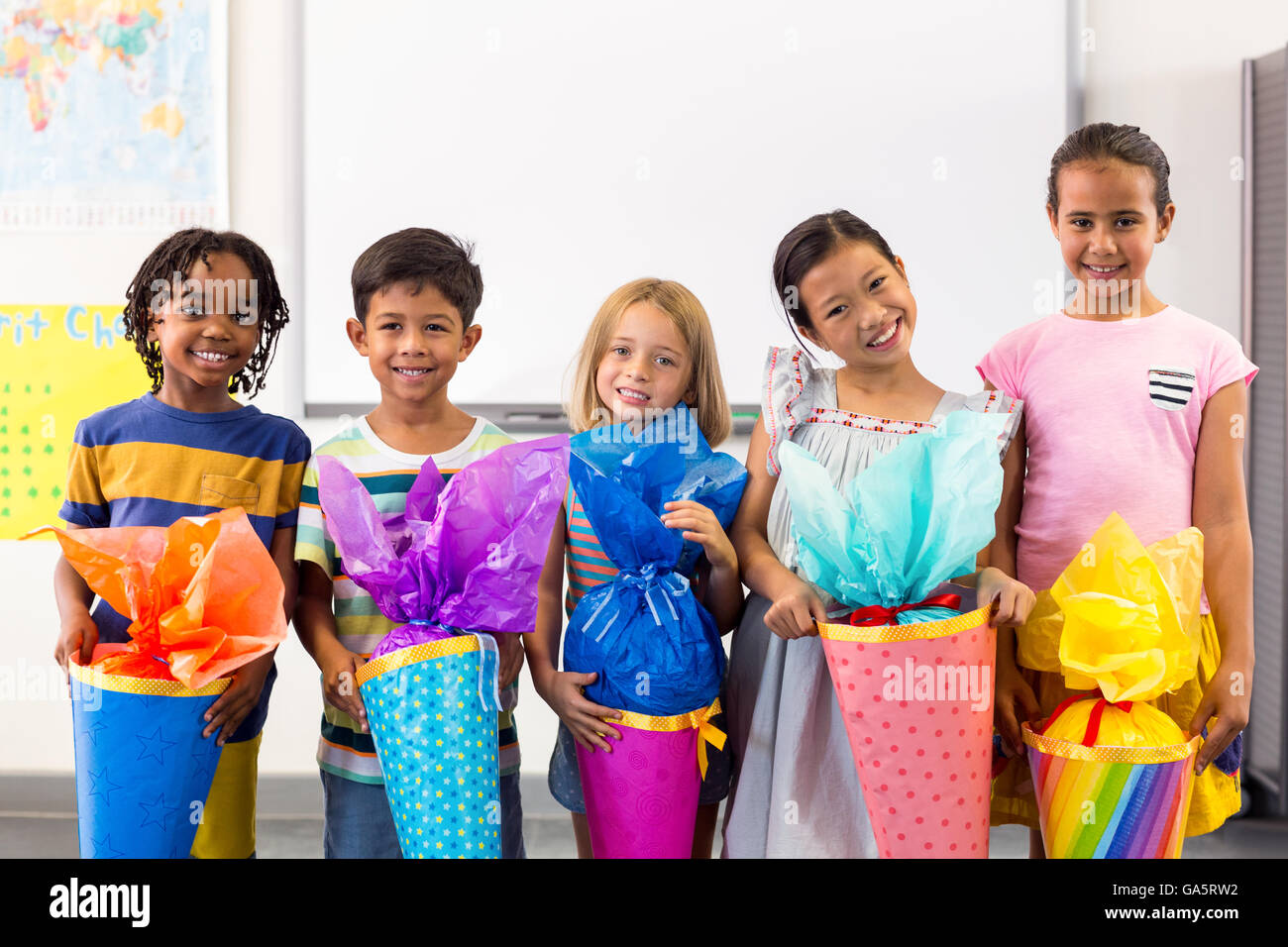 Lächelnde Multi ethnischen Kinder halten Kunstwerk Stockfoto