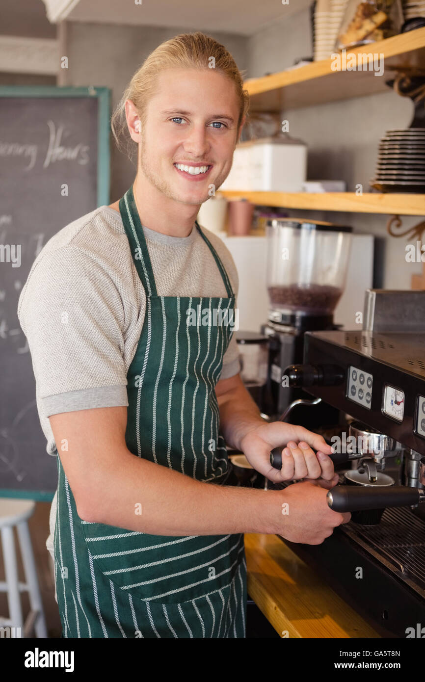 Kellner mit Kaffeemaschine Stockfoto