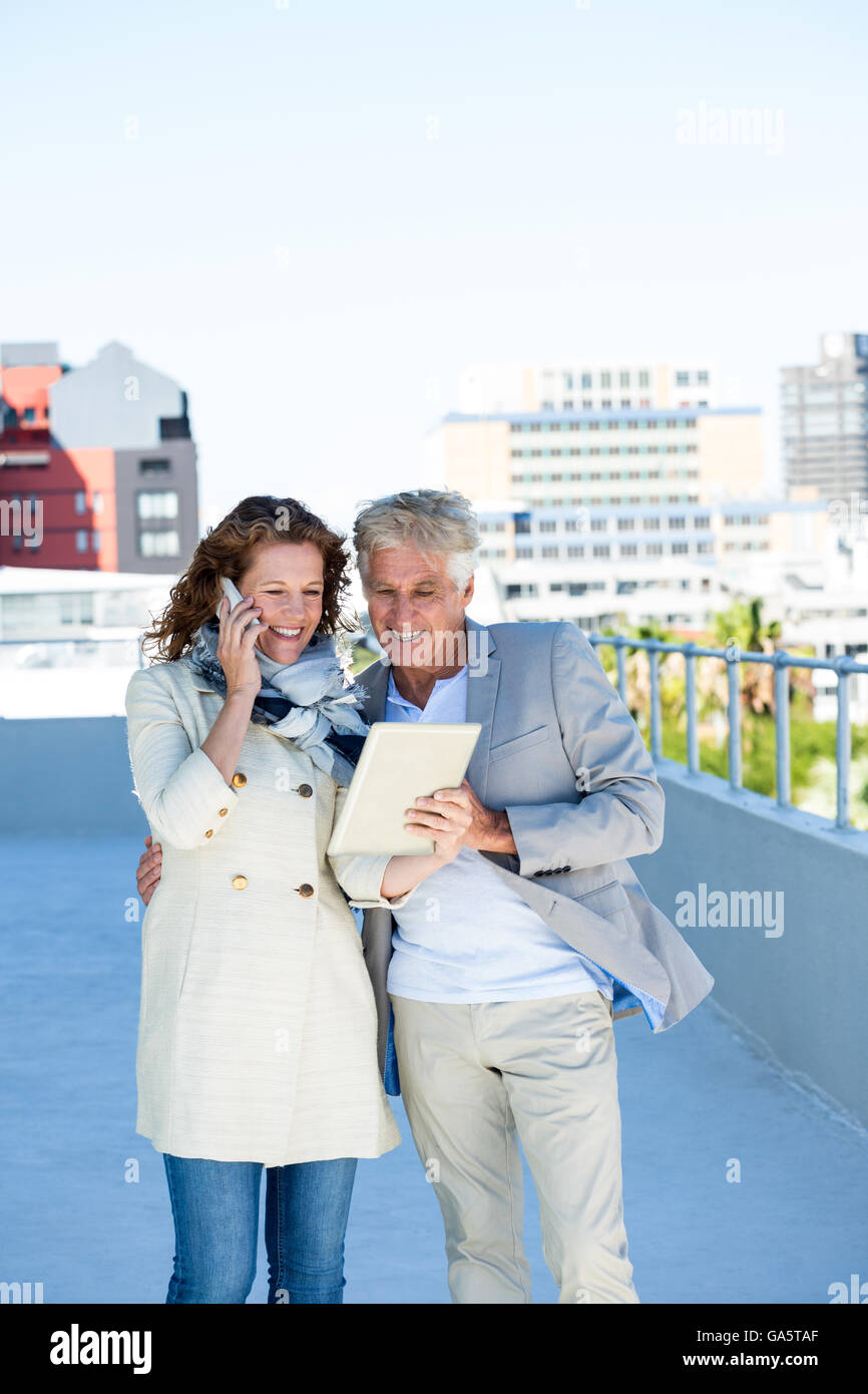 Fröhliche Frau mit Mann mit digital-Tablette Stockfoto