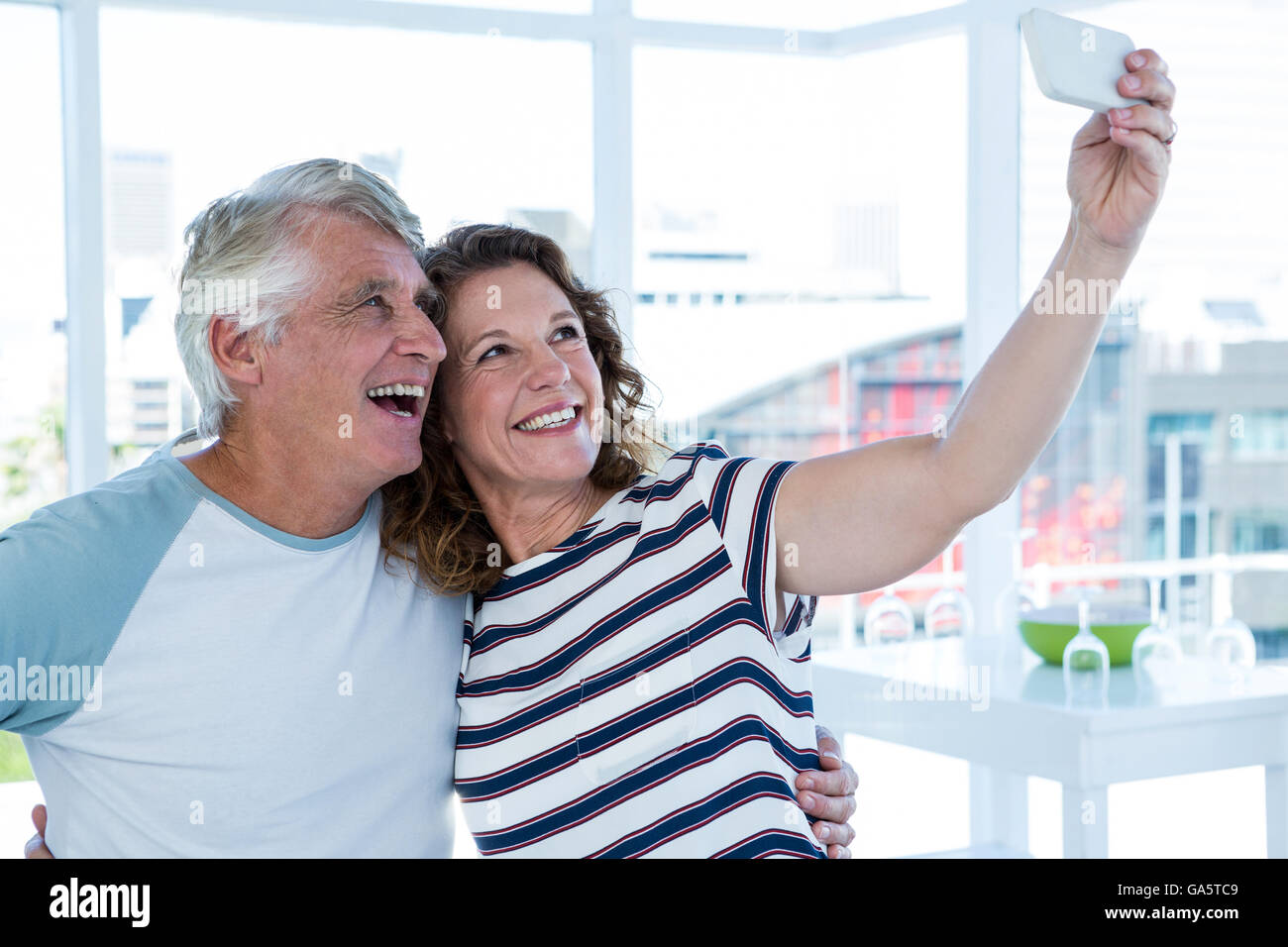 Älteres paar nehmen Selfie lächelnd Stockfoto
