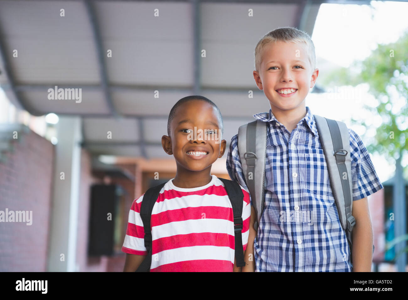 Lächelnd Schüler stehen im Flur Stockfoto