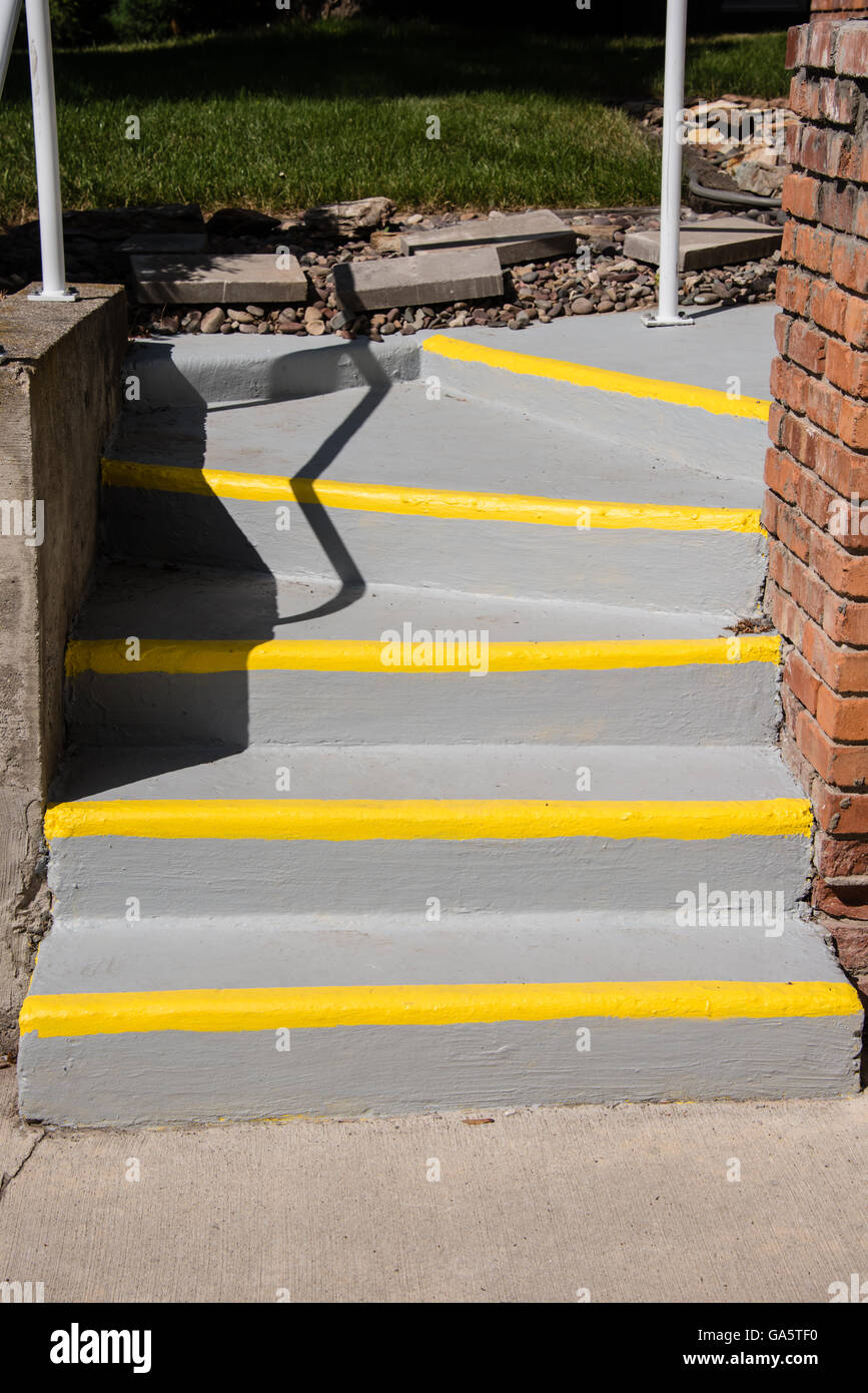 Streifen auf der Treppe bis zur Haustür, eine sehbehinderte Person Hilfe gemalt. Stockfoto