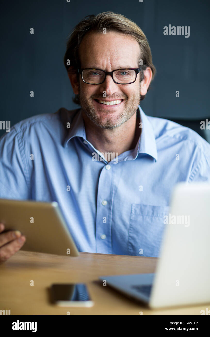 Porträt von lächelnder Mann mit laptop Stockfoto