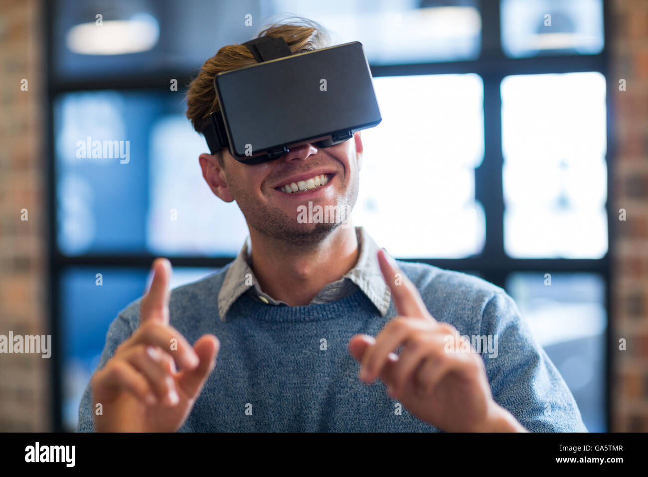 Geschäftsmann, gestikulieren mit virtual-Reality-Kopfhörer Stockfoto