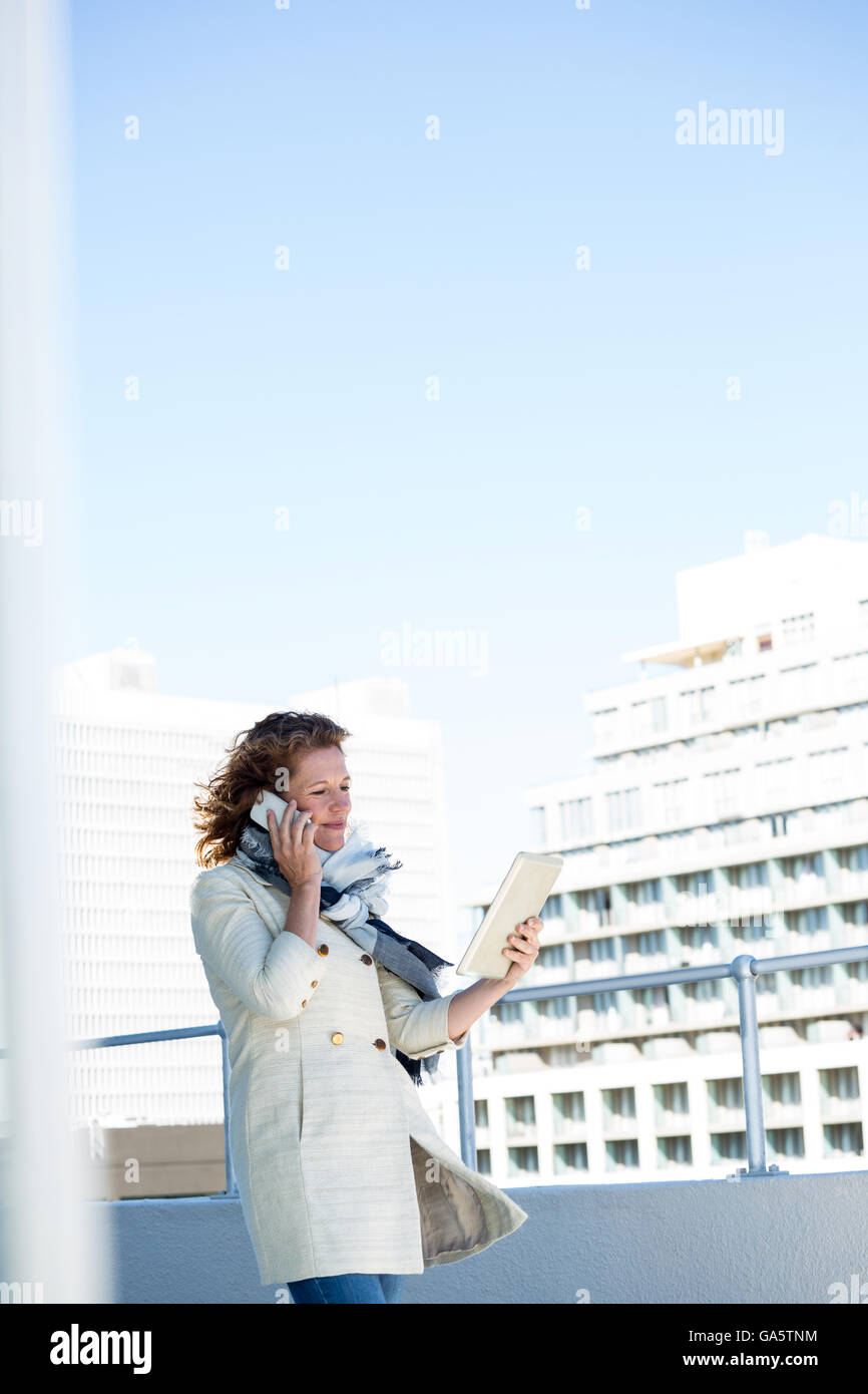 Frau mit digital-Tablette Stockfoto