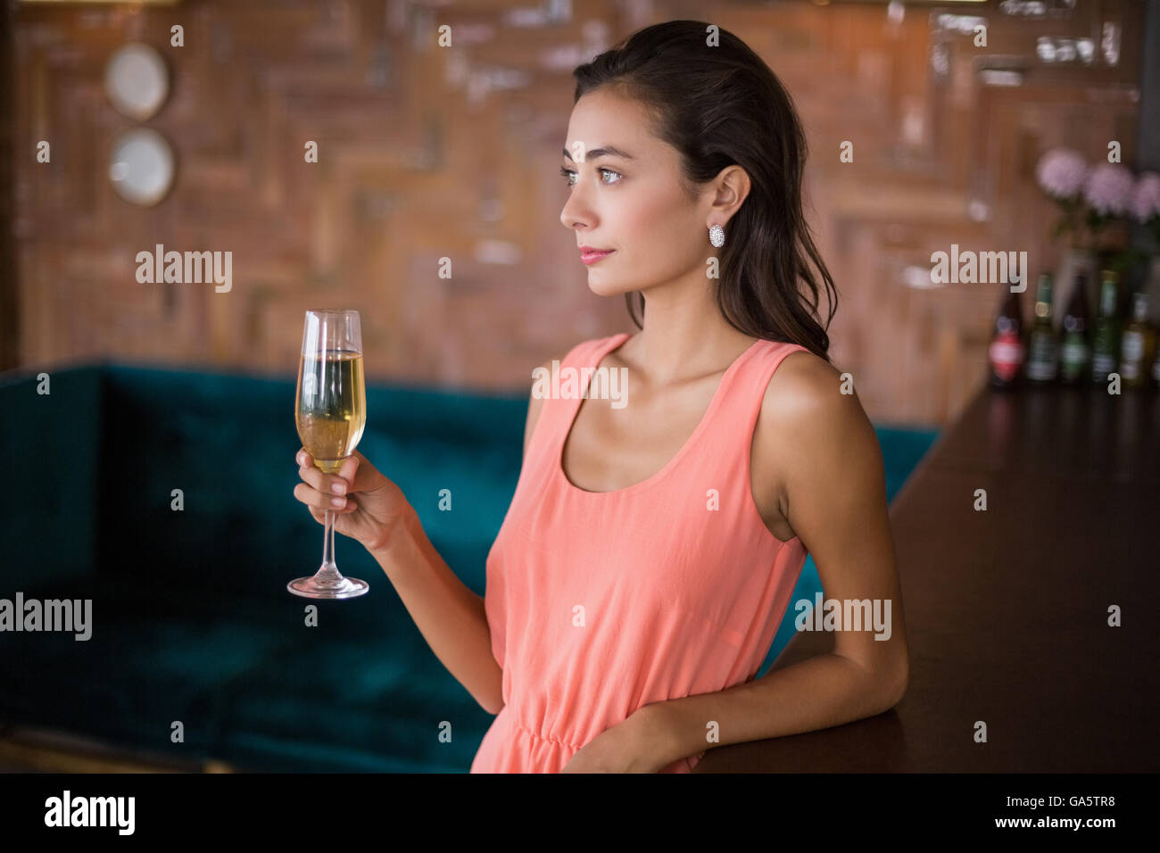 Schöne Frau mit einem Champagnerglas Stockfoto