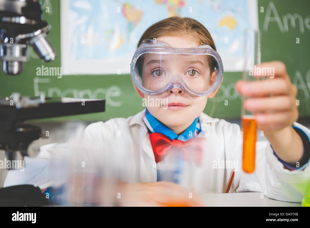 Schulmädchen tun ein chemisches Experiment im Labor Stockfoto