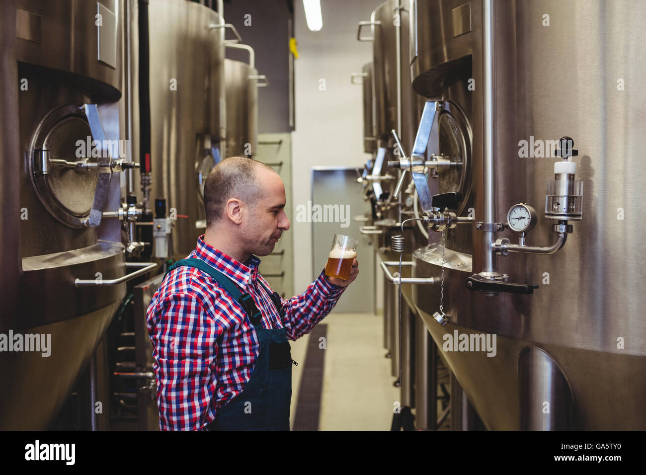 Hersteller betrachten Bierglas Brauerei Stockfoto