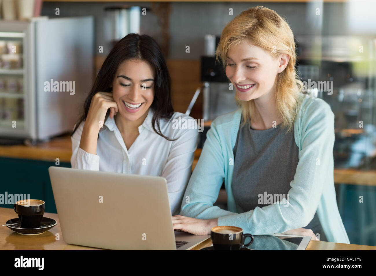 Geschäftskollegen mit Laptop in CafC) Stockfoto