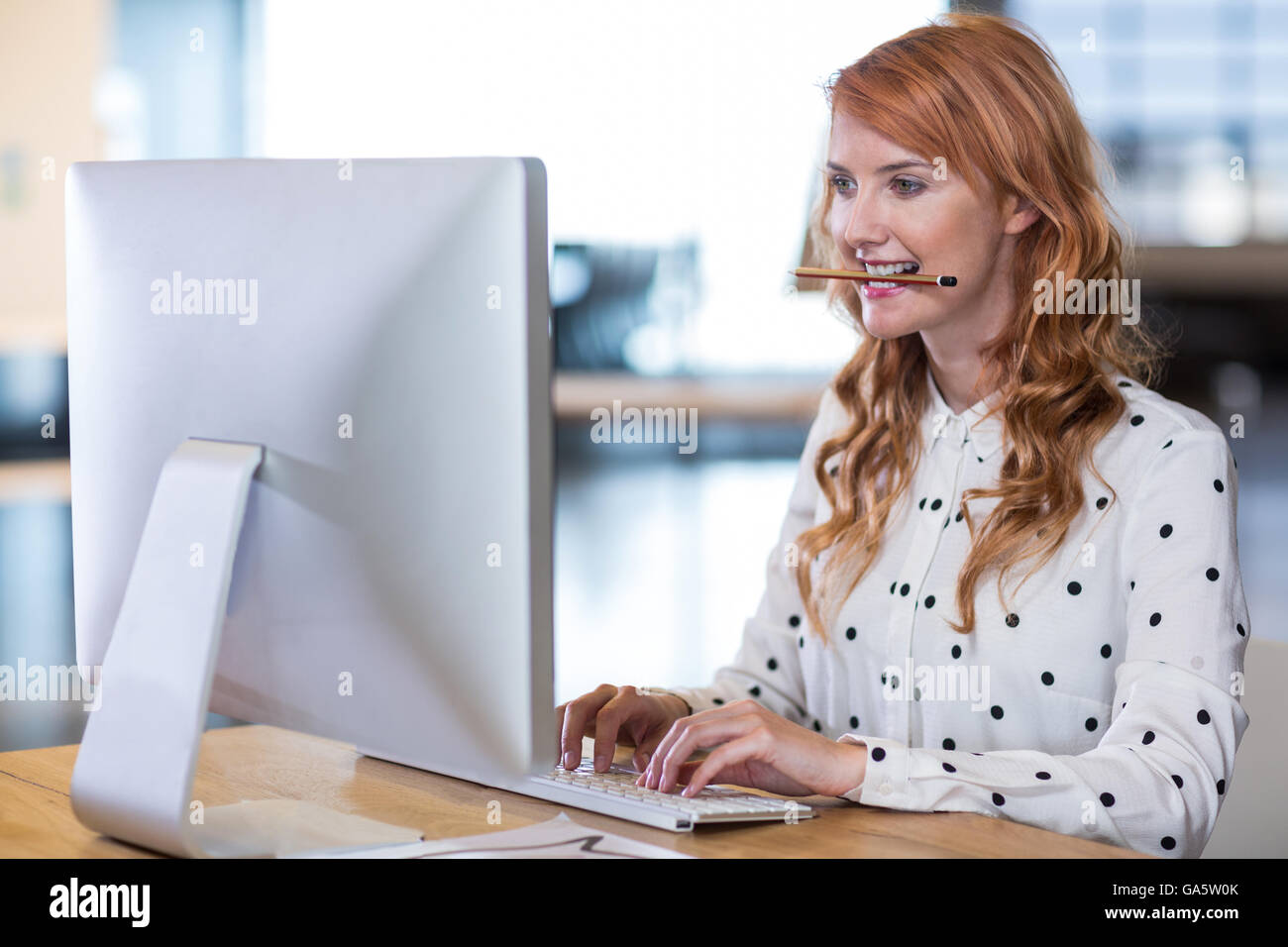 Junge Geschäftsfrau arbeiten am computer Stockfoto