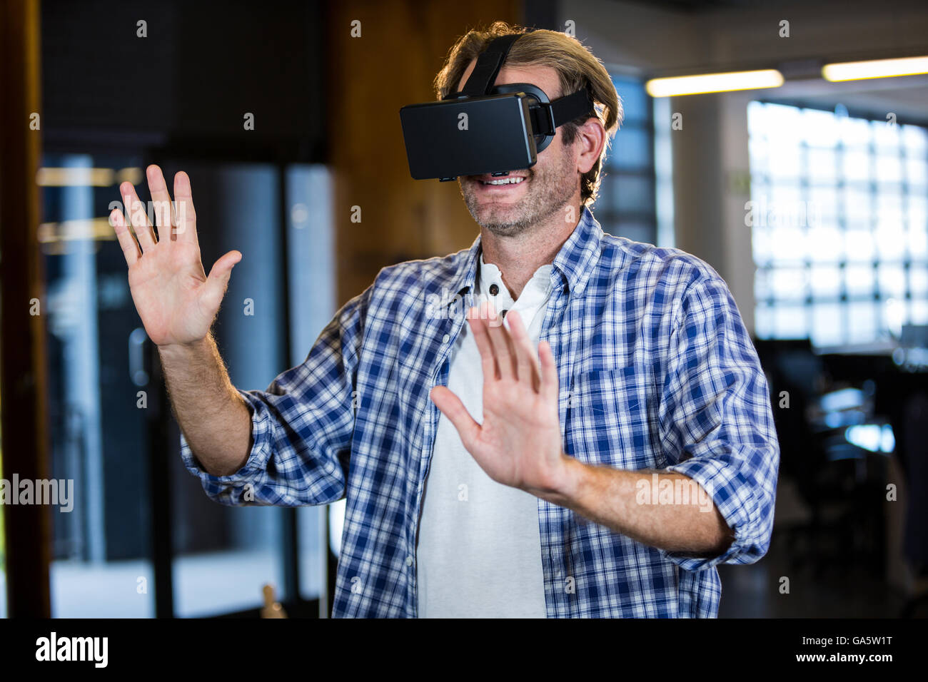 Geschäftsmann mit virtual-Reality-simulator Stockfoto