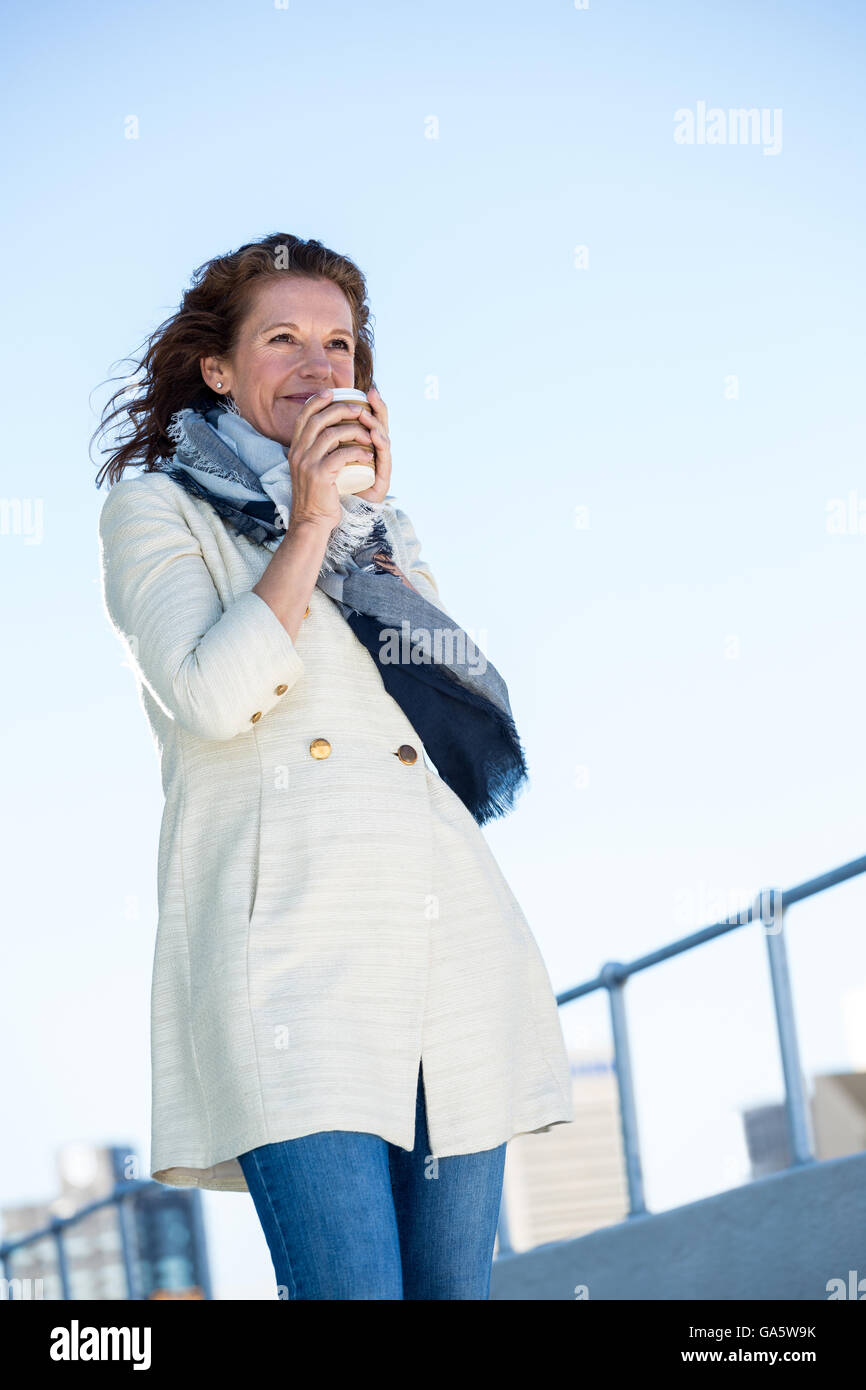 Frau Kaffee trinken gegen klarer Himmel Stockfoto