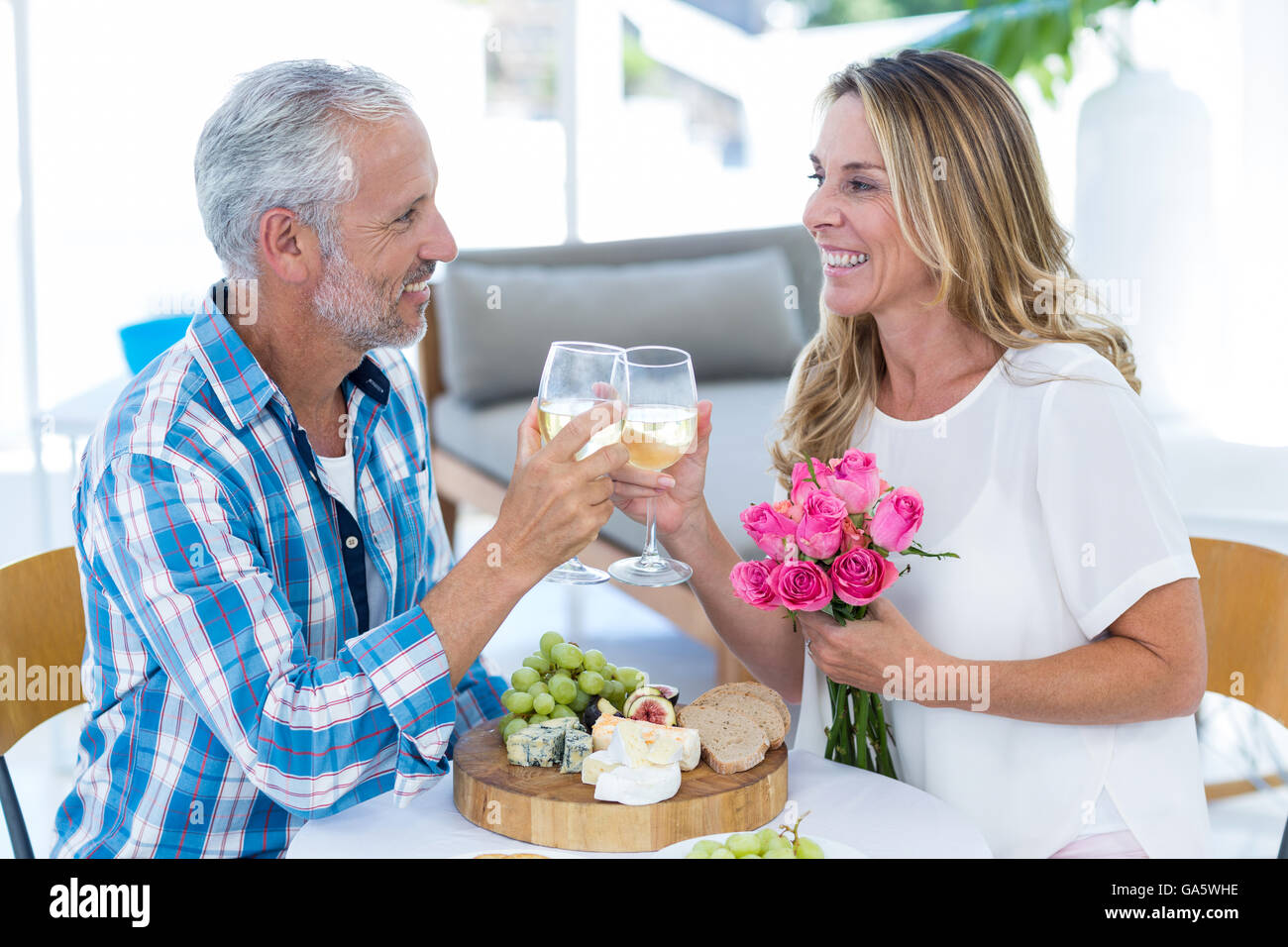 Älteres Paar, toasten Weinglas im restaurant Stockfoto