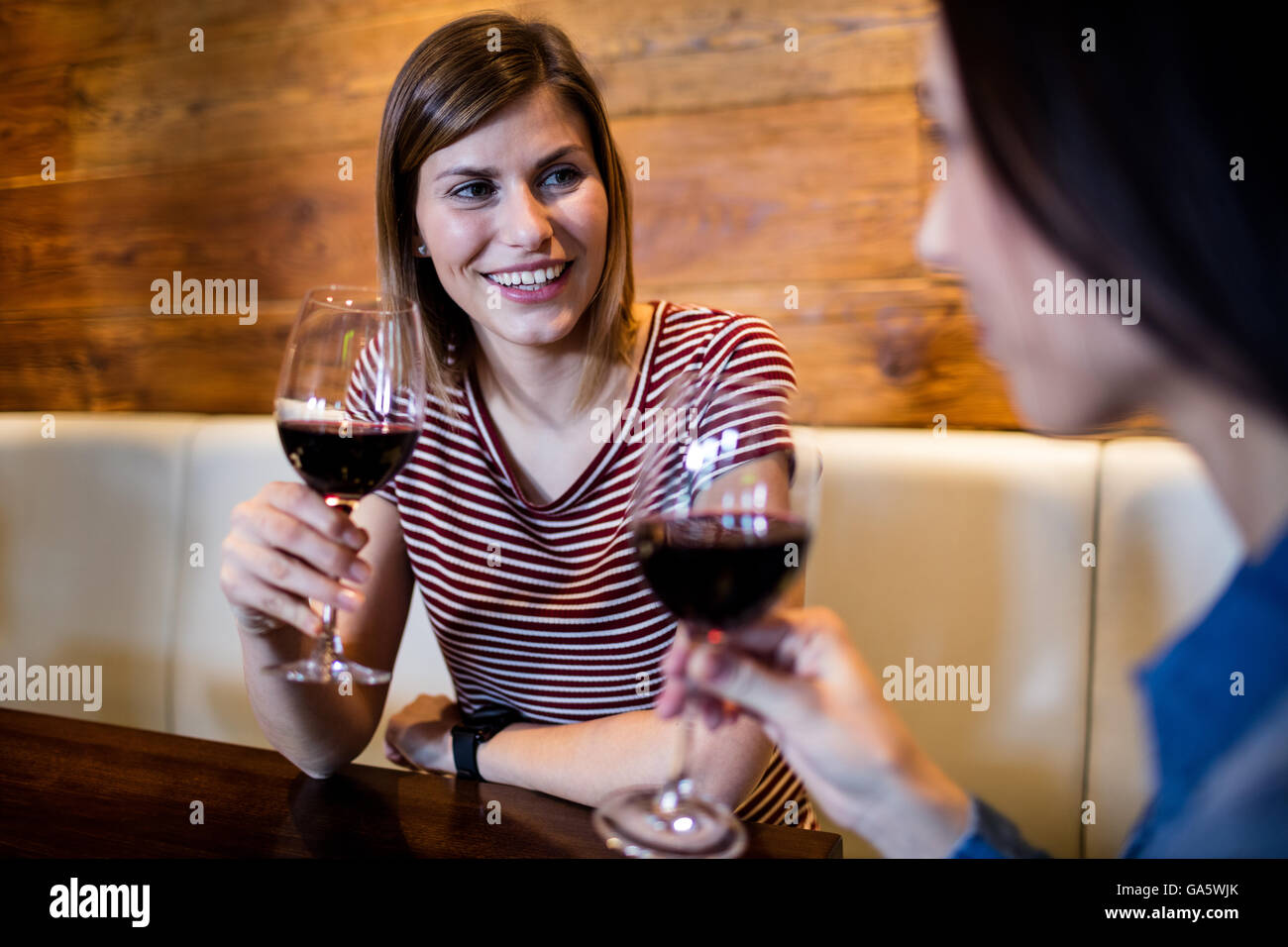 Freundinnen mit Weinglas Stockfoto