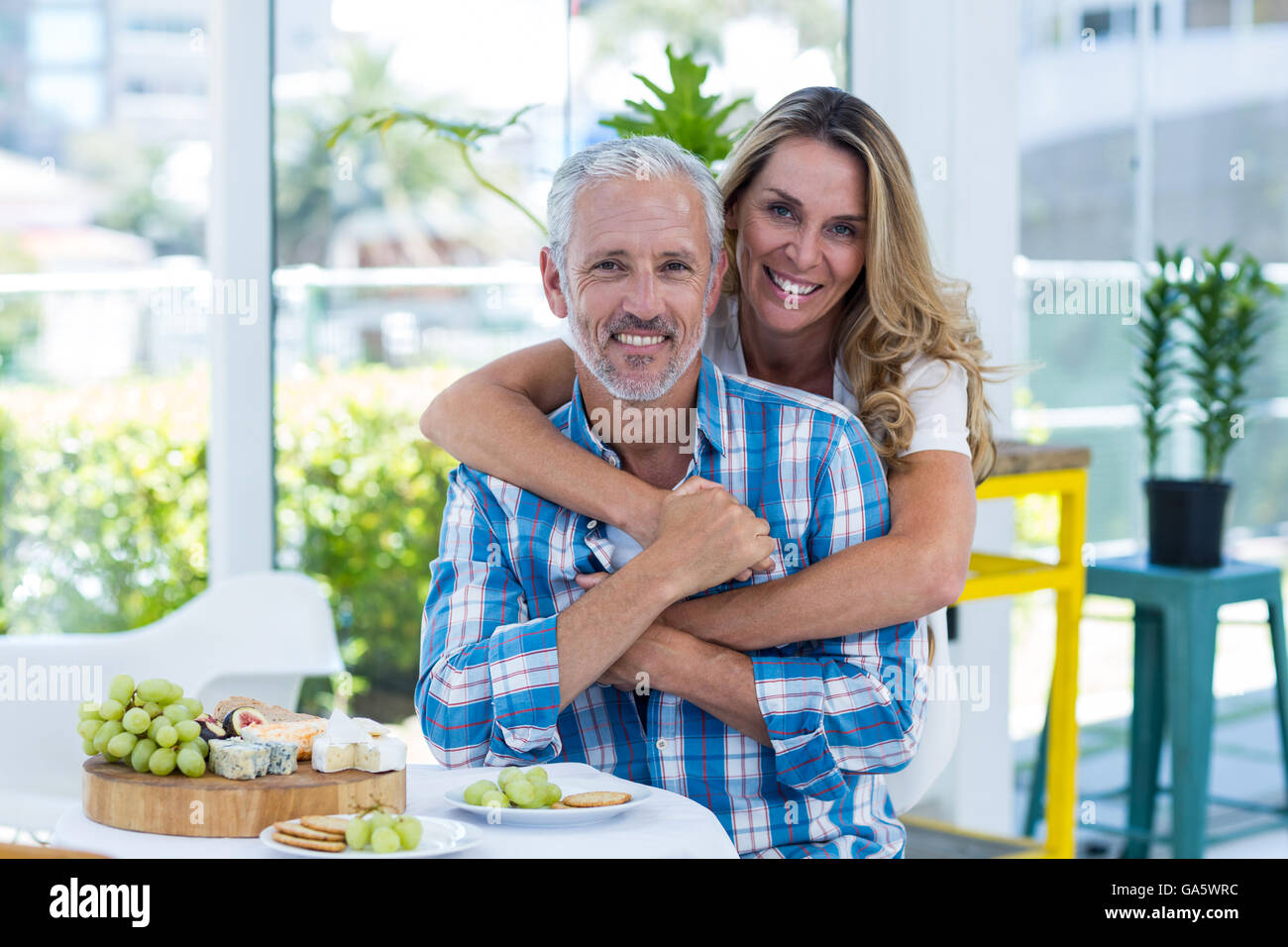 Glückliche Frau umarmen Mann im restaurant Stockfoto