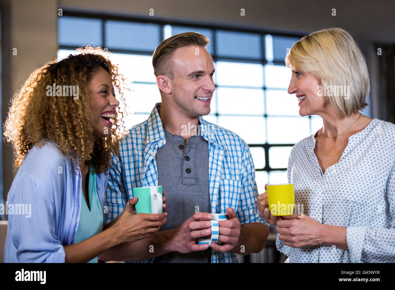 Mitarbeiter mit Kaffee in Büro Stockfoto