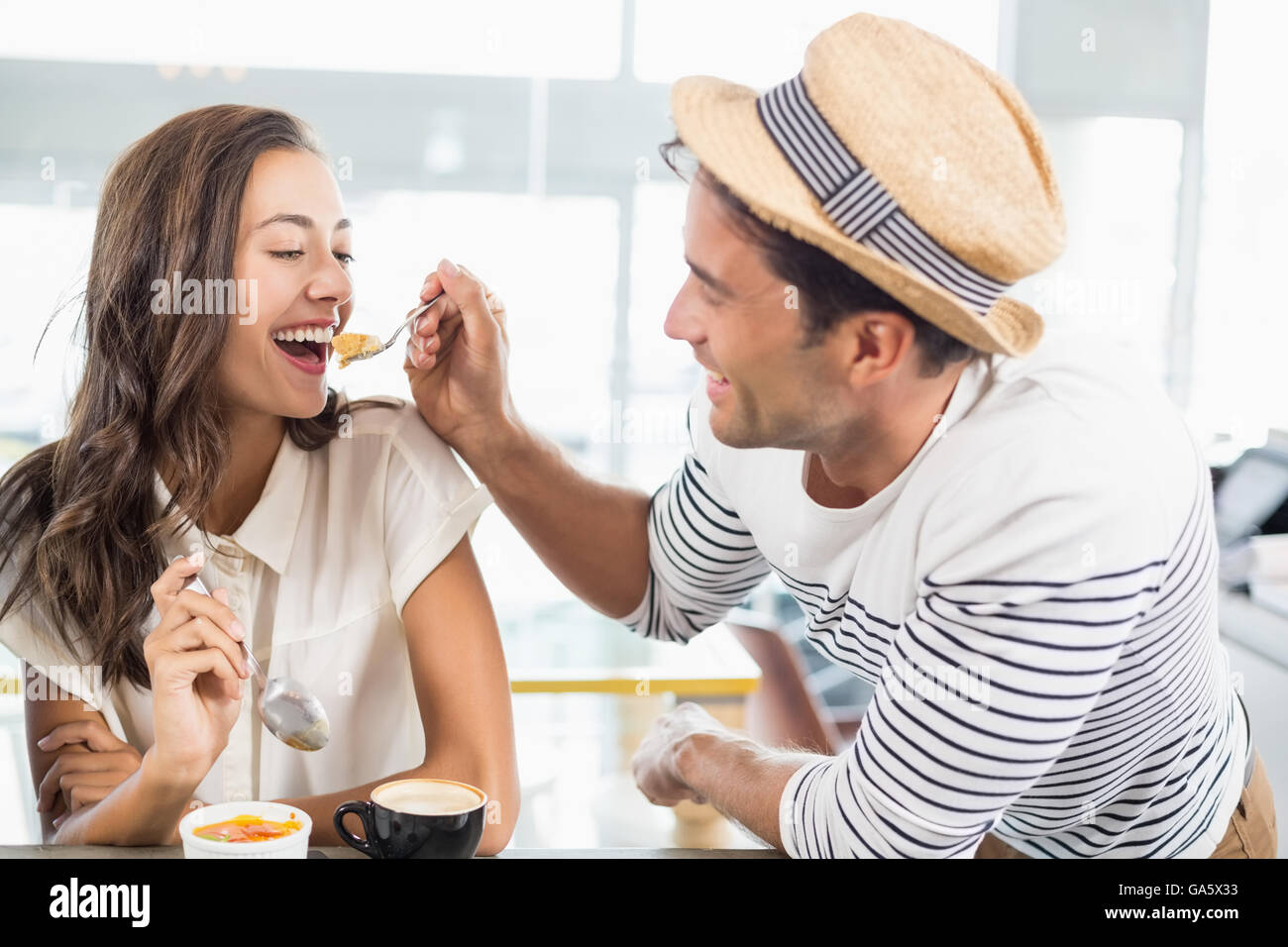 Lächelnde paar Essen dessert Stockfoto