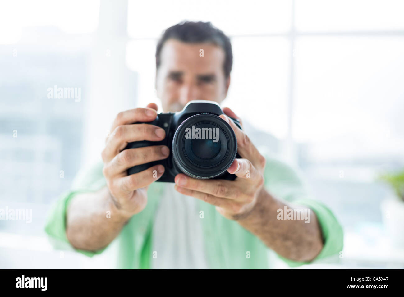 Mann-Betrieb-Kamera zu Hause Stockfoto