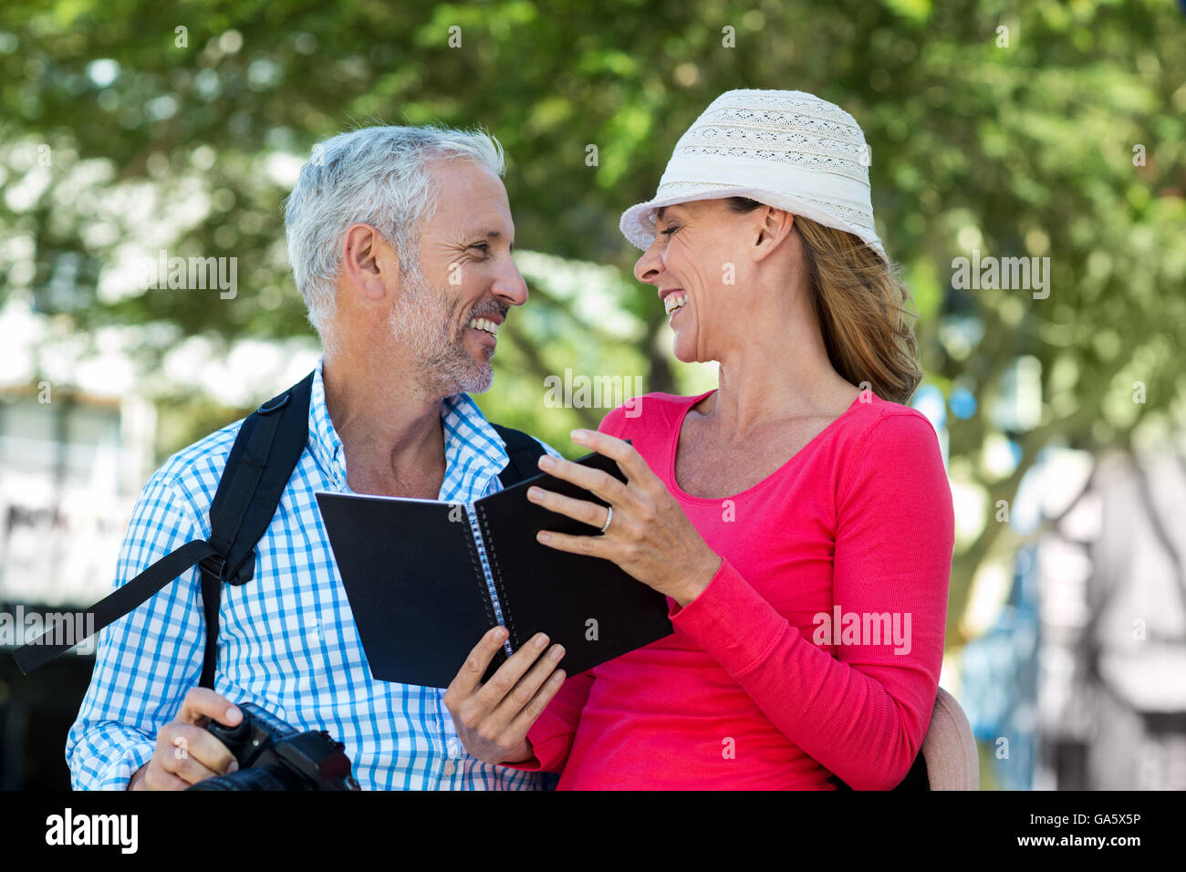 Älteres Paar einander betrachtend Stockfoto
