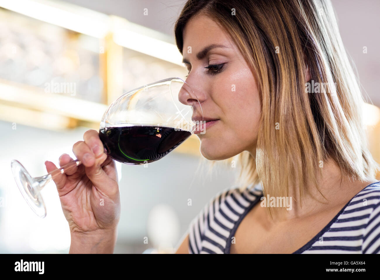 Junge Frau trinkt Wein im restaurant Stockfoto