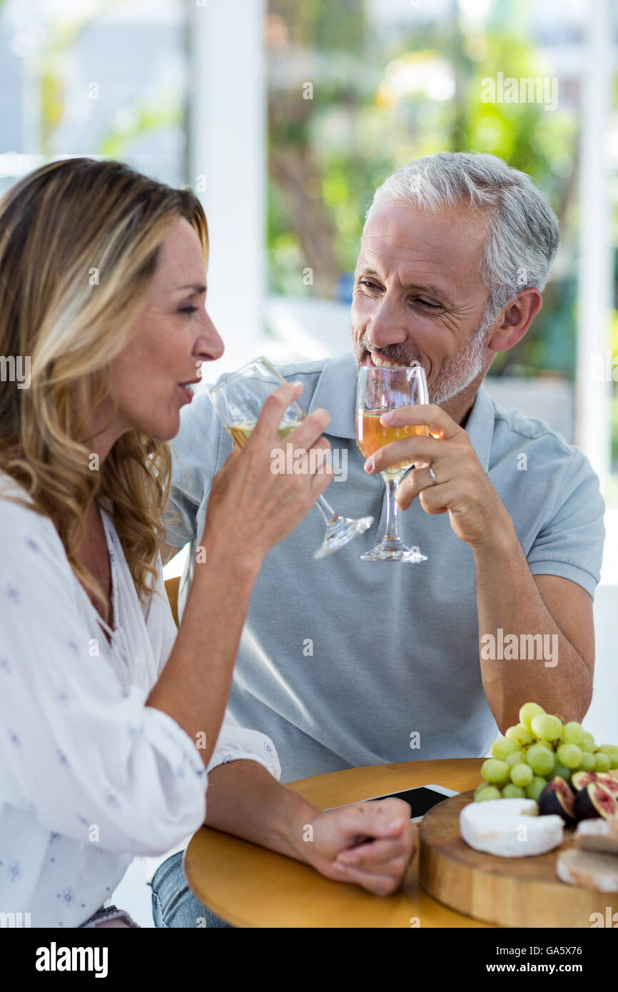Älteres paar Wein trinken Stockfoto